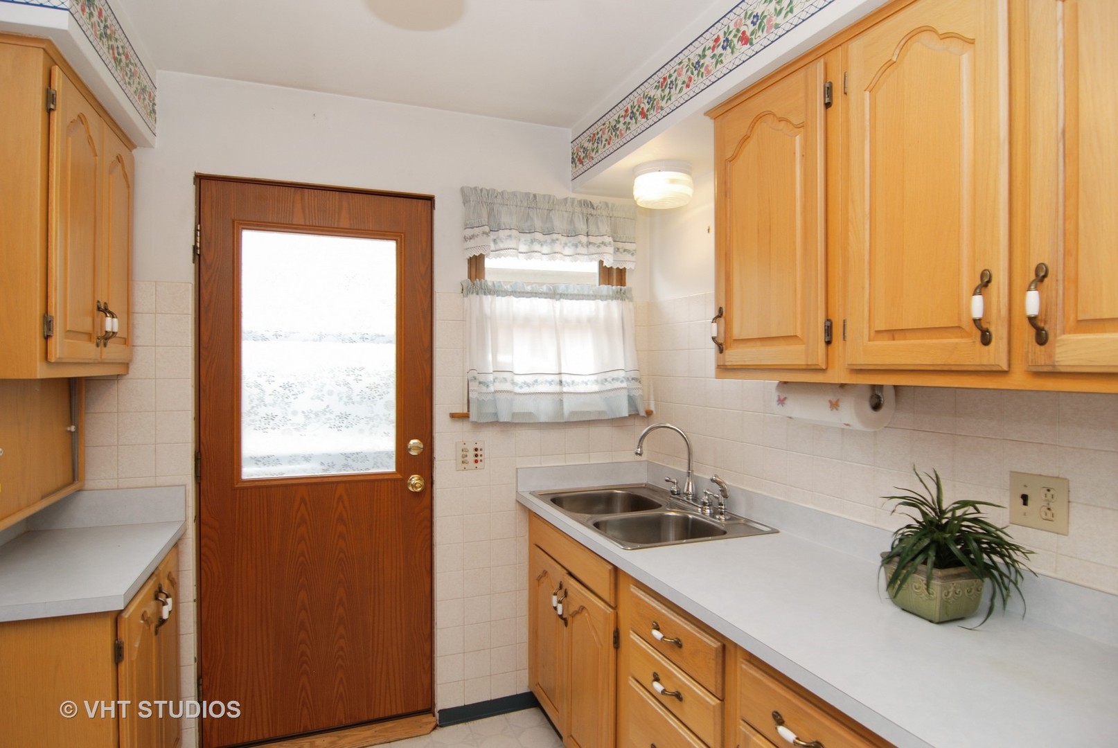 351 Lionel Road Riverside, IL 60546 - Photo 5 of 17