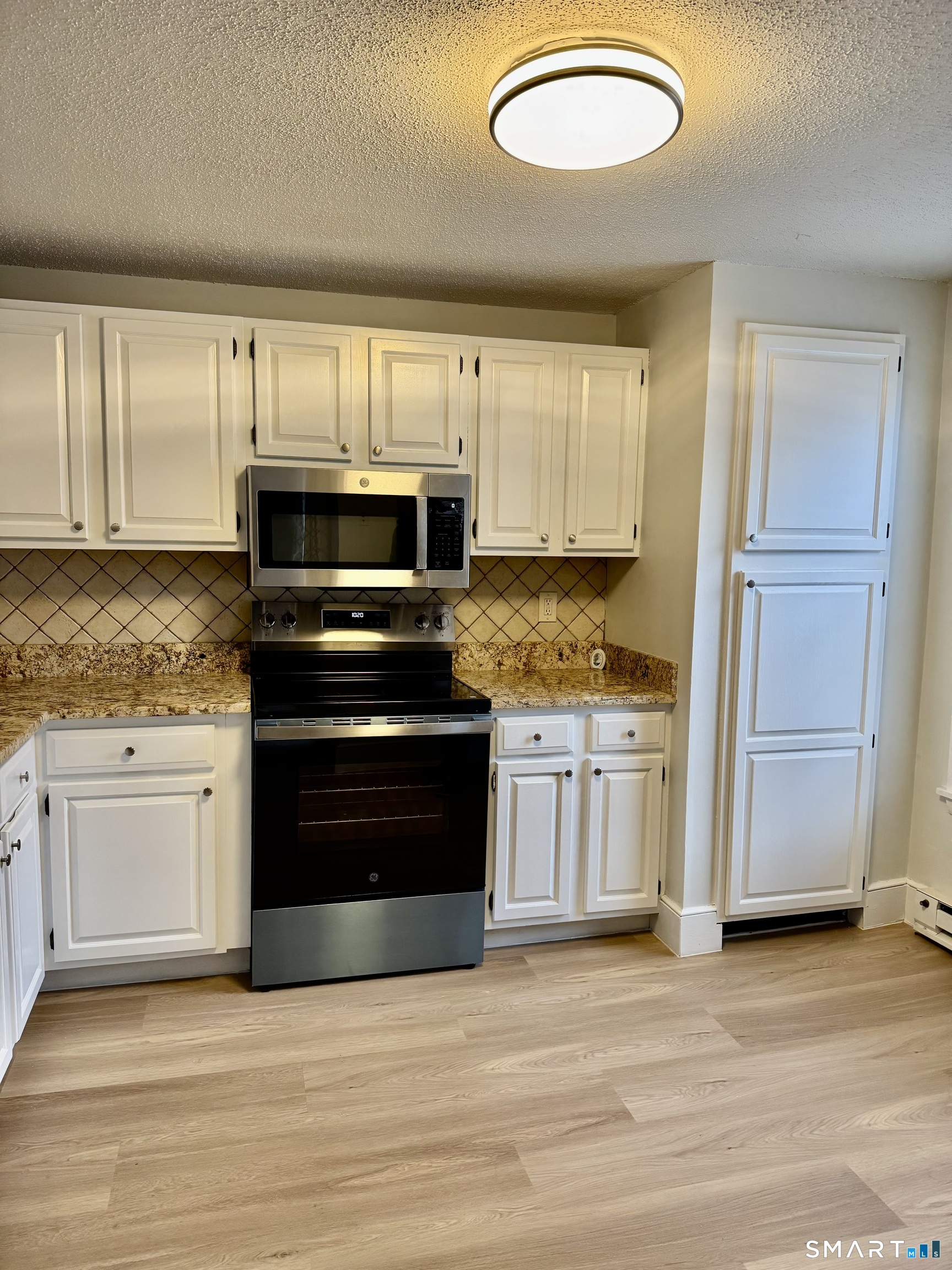 8 Heather Ridge, Unit 8 Shelton, CT 06484 - Photo 4 of 13 a kitchen with granite countertop a stove and a sink