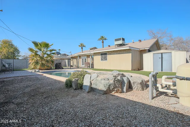 a view of a house with backyard