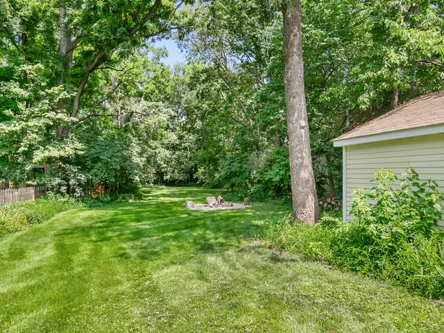 a view of yard with green space