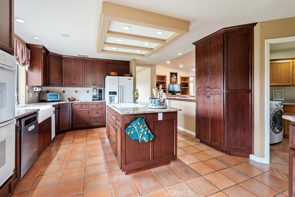 2955 San Fernando Road Atascadero, CA 93422 - Photo 17 of 62 a kitchen with stainless steel appliances granite countertop a refrigerator and a stove