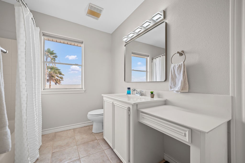 912 Waterview Street Portland, TX 78374 - Photo 30 of 40 East bathroom, upstairs