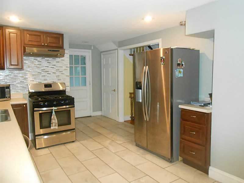 113 Benedict Road Warwick, RI 02888 - Photo 6 of 17 Kitchen.