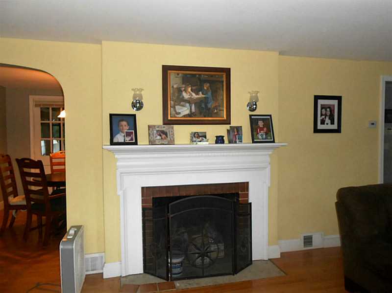 113 Benedict Road Warwick, RI 02888 - Photo 8 of 17 Living Room.