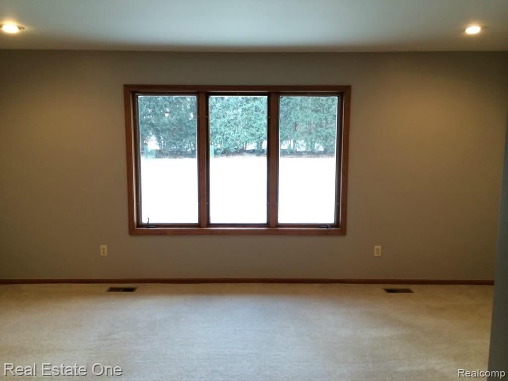 750 Leinster Road Rochester, MI 48309 - Photo 14 of 29 IMG_5786.jpg