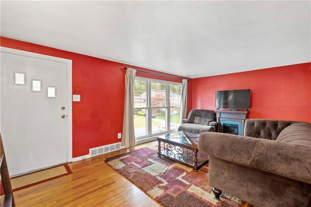 437 Spring Valley Road West Mifflin, PA 15122 - Photo 4 of 25 Gallery Image 4