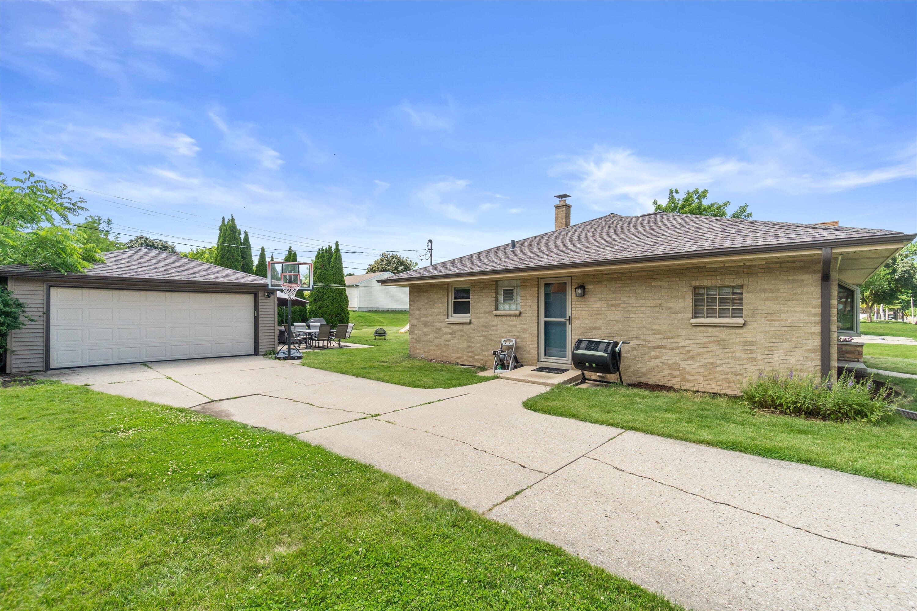 3225 South 80th Street Milwaukee, WI 53219 - Photo 2 of 29 2 car detached garage