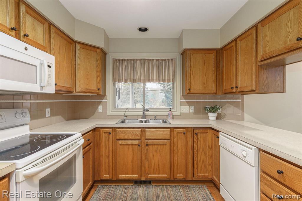 7670 Allen Road Clarkston, MI 48348 - Photo 24 of 41
