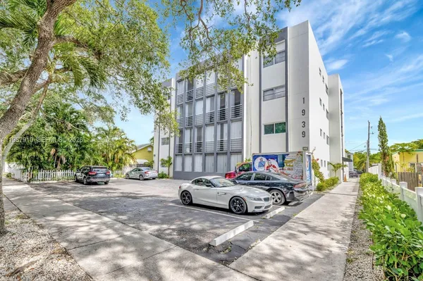$2,300 | 1939 Jefferson Street, Unit 401, Hollywood, FL 33020