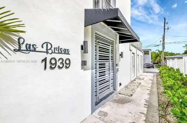 $2,300 | 1939 Jefferson Street, Unit 401, Hollywood, FL 33020