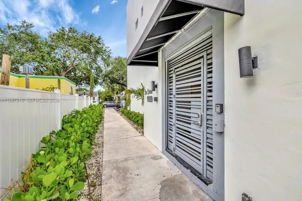 $2,300 | 1939 Jefferson Street, Unit 401, Hollywood, FL 33020