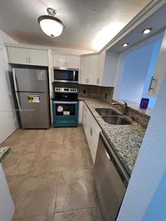 $2,300 | 1939 Jefferson Street, Unit 401, Hollywood, FL 33020