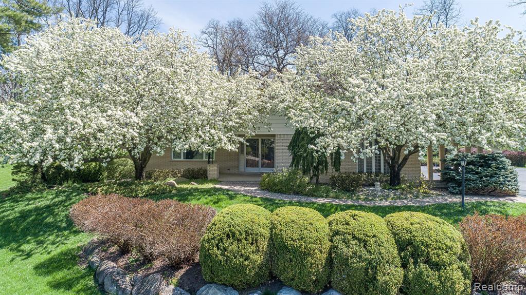 25826 Farmington Road Farmington Hills, MI 48336 - Photo 2 of 43