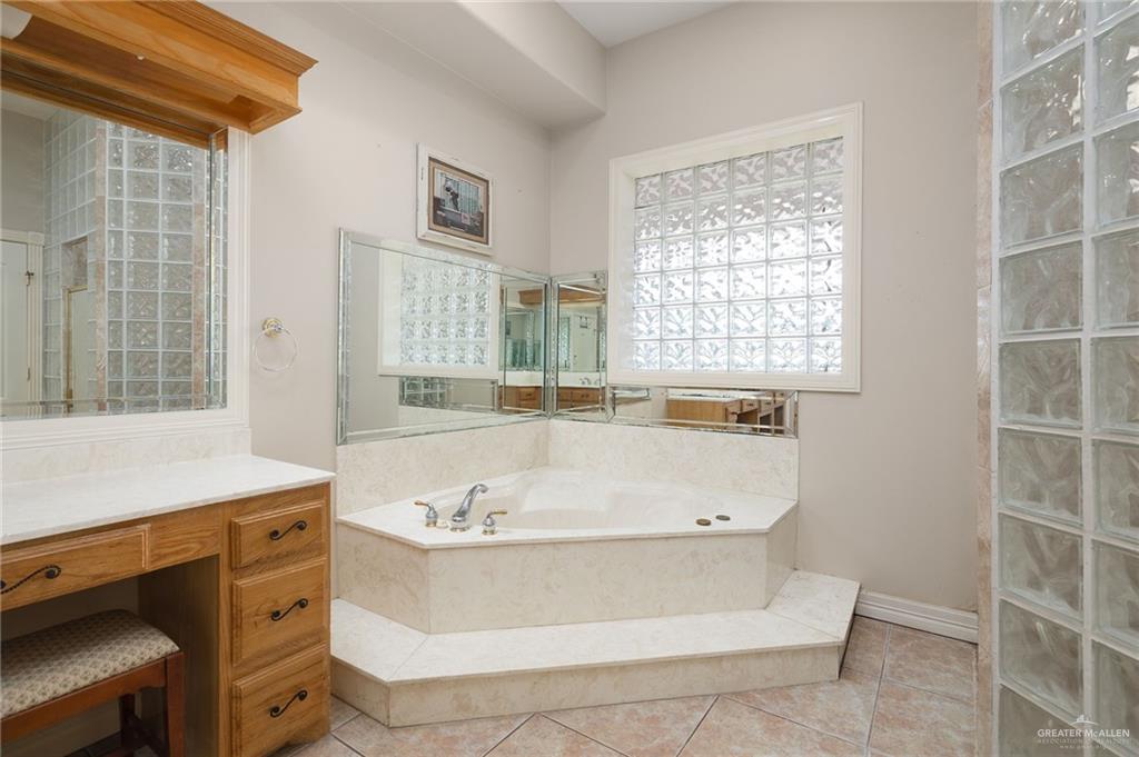 23725 North Val Verde Road Edinburg, TX 78542 - Photo 19 of 36 a bath tub sitting in a bathroom next to a window