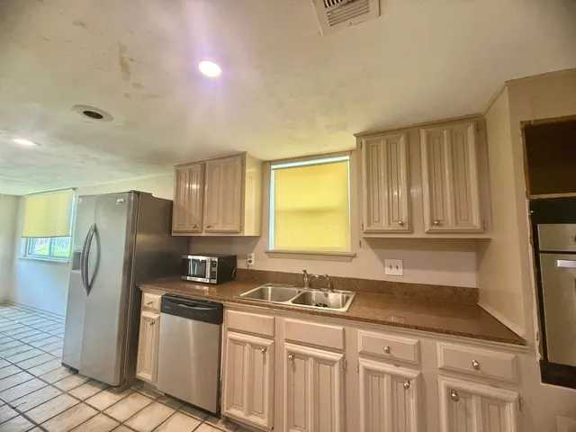 $2,000 | 3602 Brier Gardens Drive, Houston, TX 77082