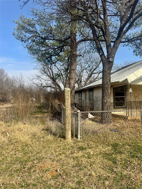 316 West Alley Street Perrin, TX 76486 - Photo 15 of 18 Side of Structure on open lot side looking into the back of the lot