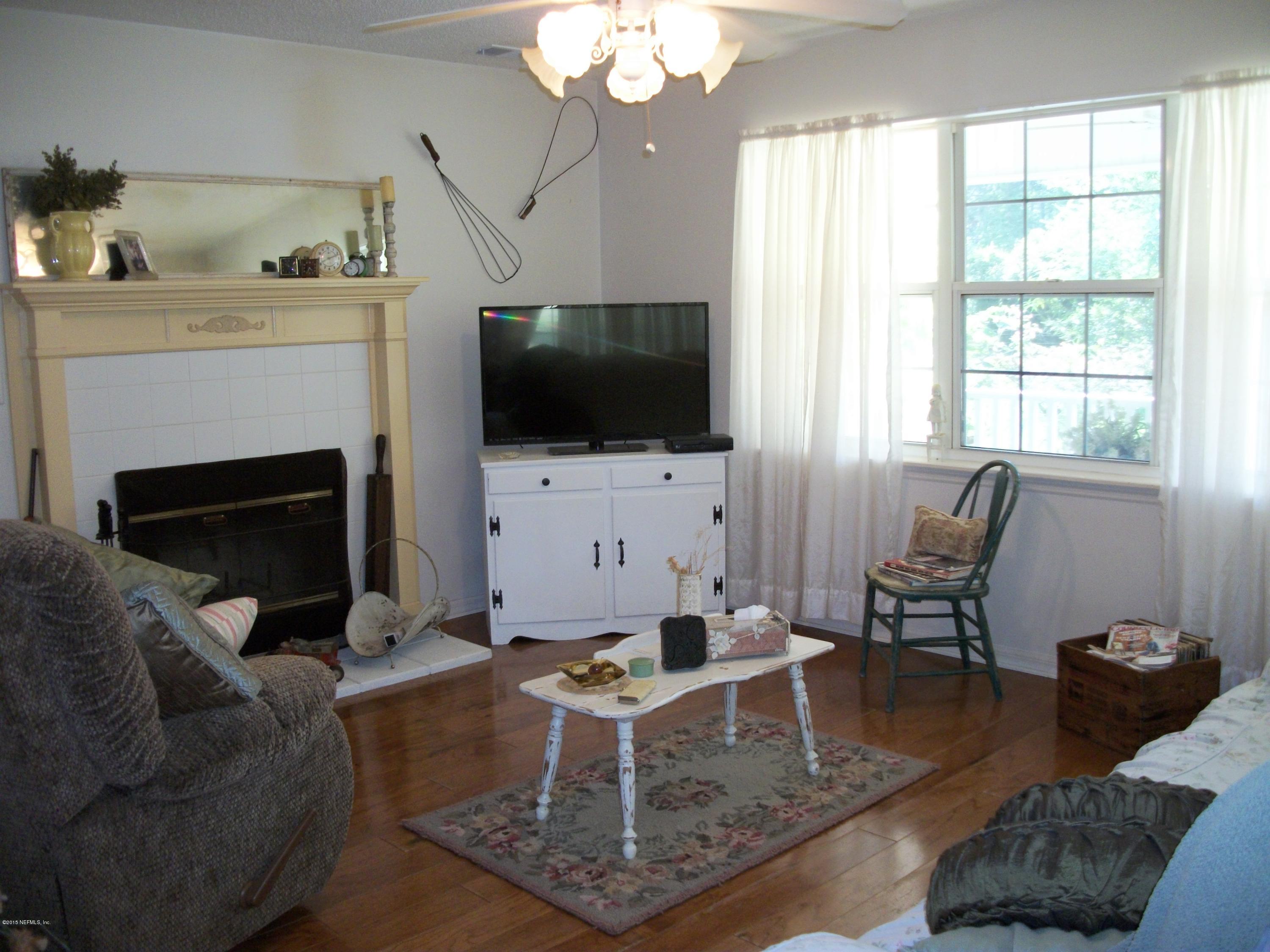 8218 Plantation Road Macclenny, FL 32063 - Photo 11 of 37 LIVING ROOM