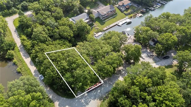 $480,000 | 321 West Sugar Lake Drive, Mound City, KS 66056