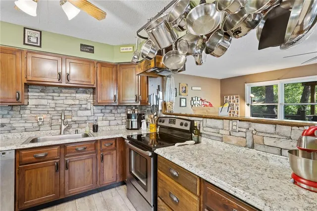 $480,000 | 321 West Sugar Lake Drive, Mound City, KS 66056