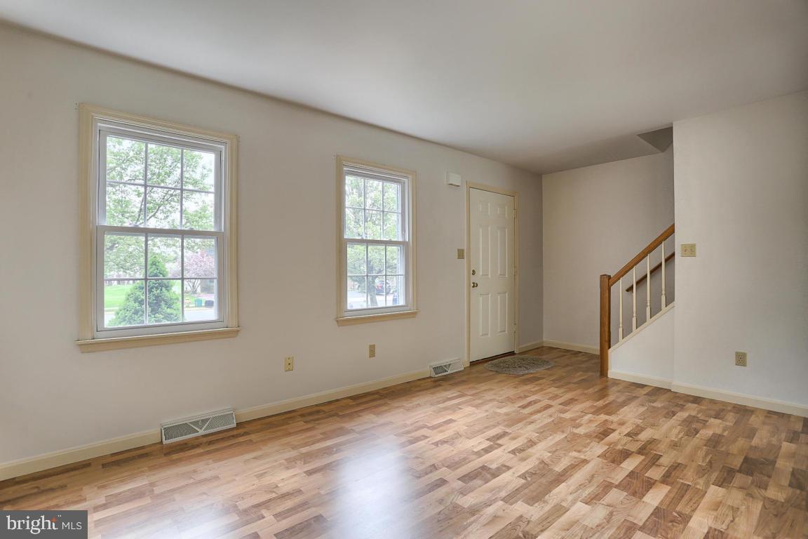 28 Laurie Lane Lititz, PA 17543 - Photo 4 of 19 Gallery Image 4