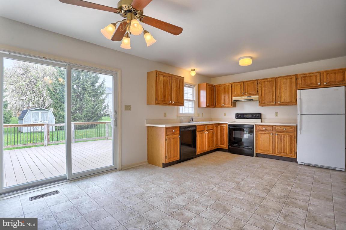 28 Laurie Lane Lititz, PA 17543 - Photo 6 of 19 Gallery Image 6