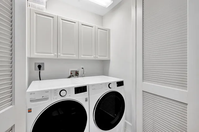 a view of entryway with washer and dryer