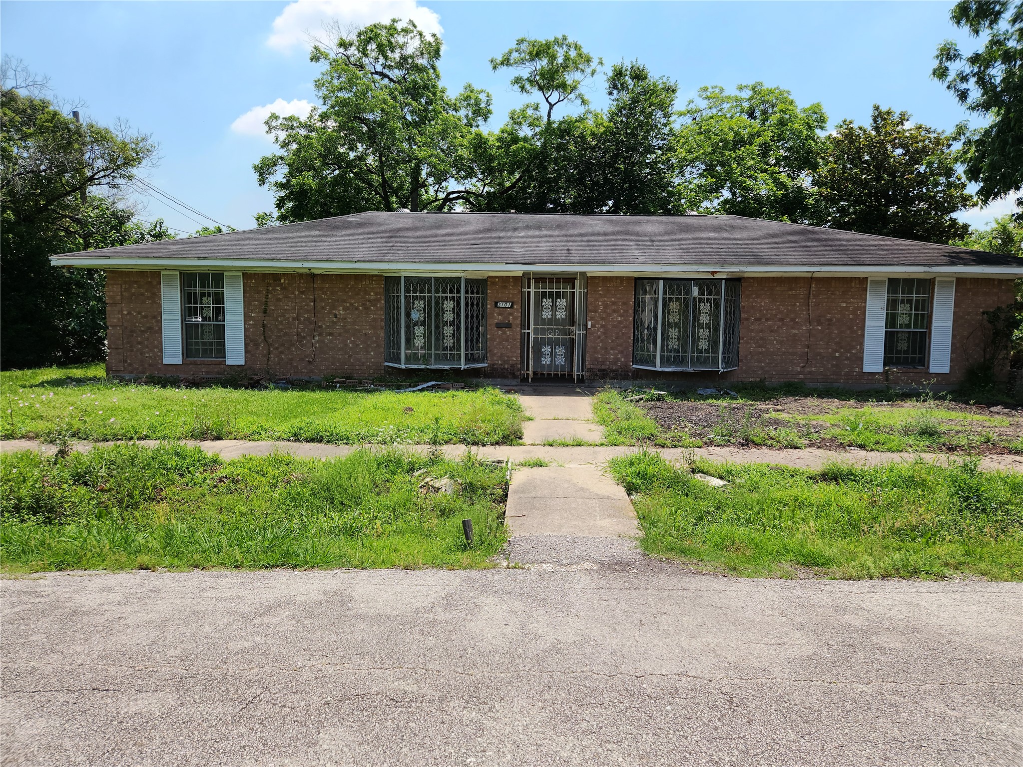 2101 Briley Street Houston, TX 77004 - Photo 5 of 7 a front view of house with yard and trees