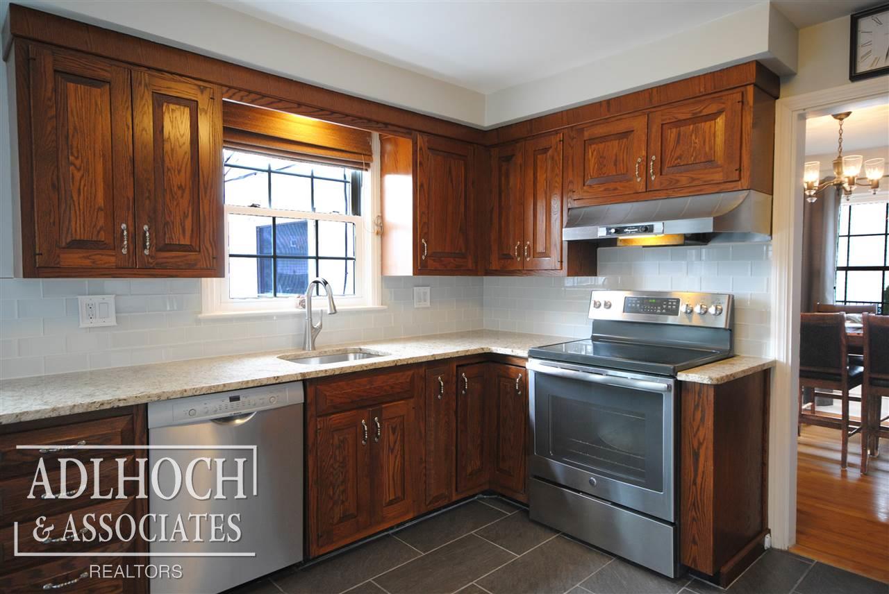 1677 Prestwick Road Grosse Pointe Woods, MI 48236 - Photo 4 of 19