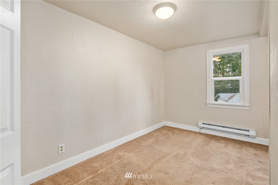 222 South 15th Street Renton, WA 98055 - Photo 12 of 34 an empty room with a window