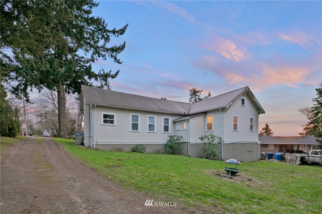 222 South 15th Street Renton, WA 98055 - Photo 13 of 34 front view of a house with a yard
