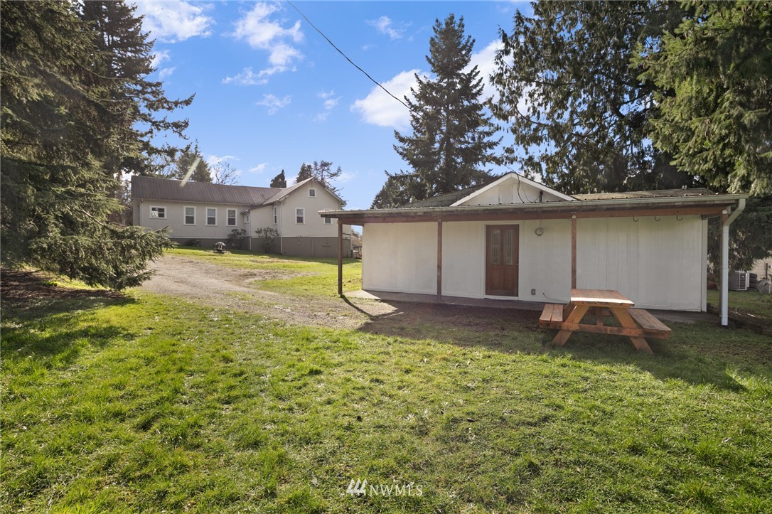 222 South 15th Street Renton, WA 98055 - Photo 30 of 34 a backyard of a house with table and chairs