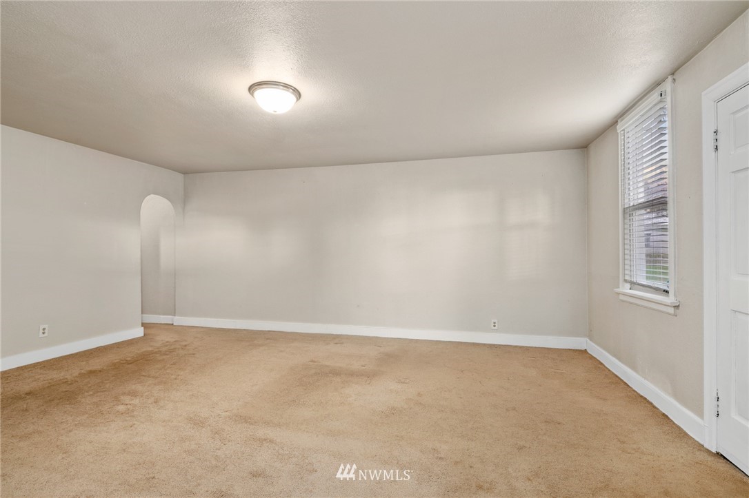 222 South 15th Street Renton, WA 98055 - Photo 3 of 34 an empty room with windows