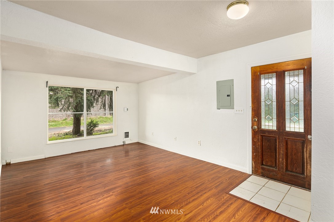 222 South 15th Street Renton, WA 98055 - Photo 31 of 34 an empty room with wooden floor and windows