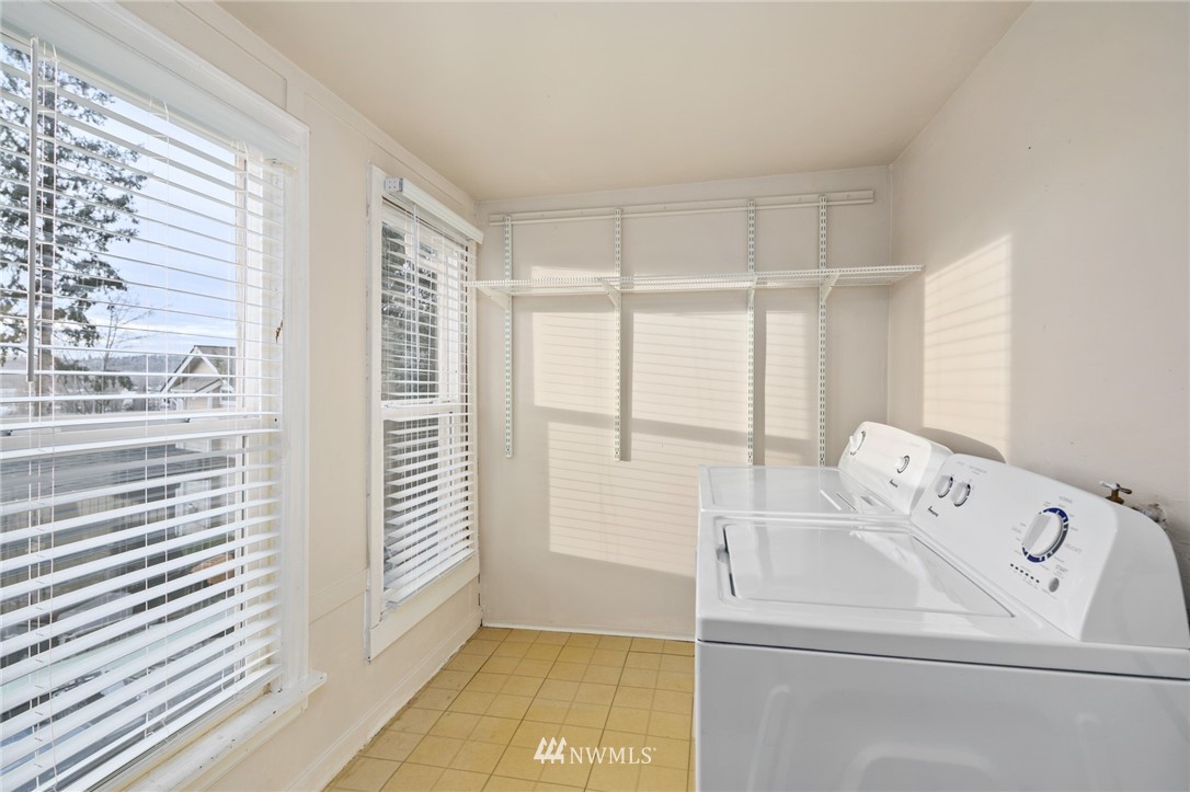 222 South 15th Street Renton, WA 98055 - Photo 7 of 34 a utility room with dryer and washer