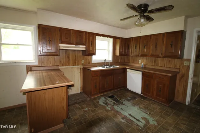 $85,000 | 301 Rose Hill Drive, Rose Hill, VA 24281