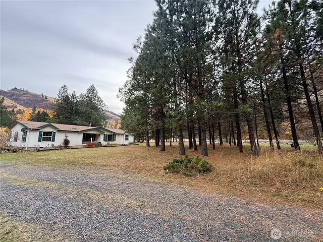 a view of a house with a backyard