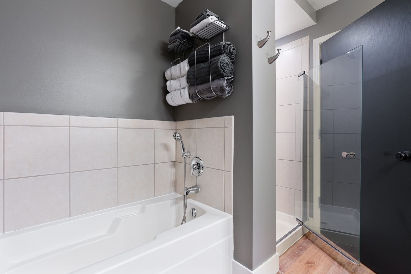 1250 South Indiana Avenue, Unit 101 Chicago, IL 60605 - Photo 13 of 16 a bathroom with a bathtub