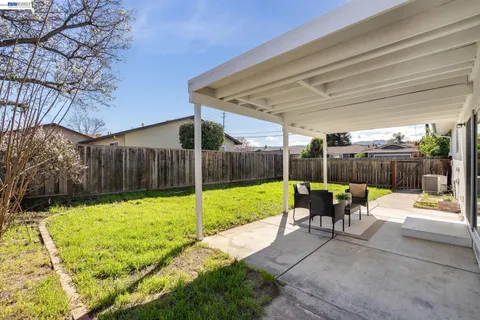 a view of a house with backyard and porch