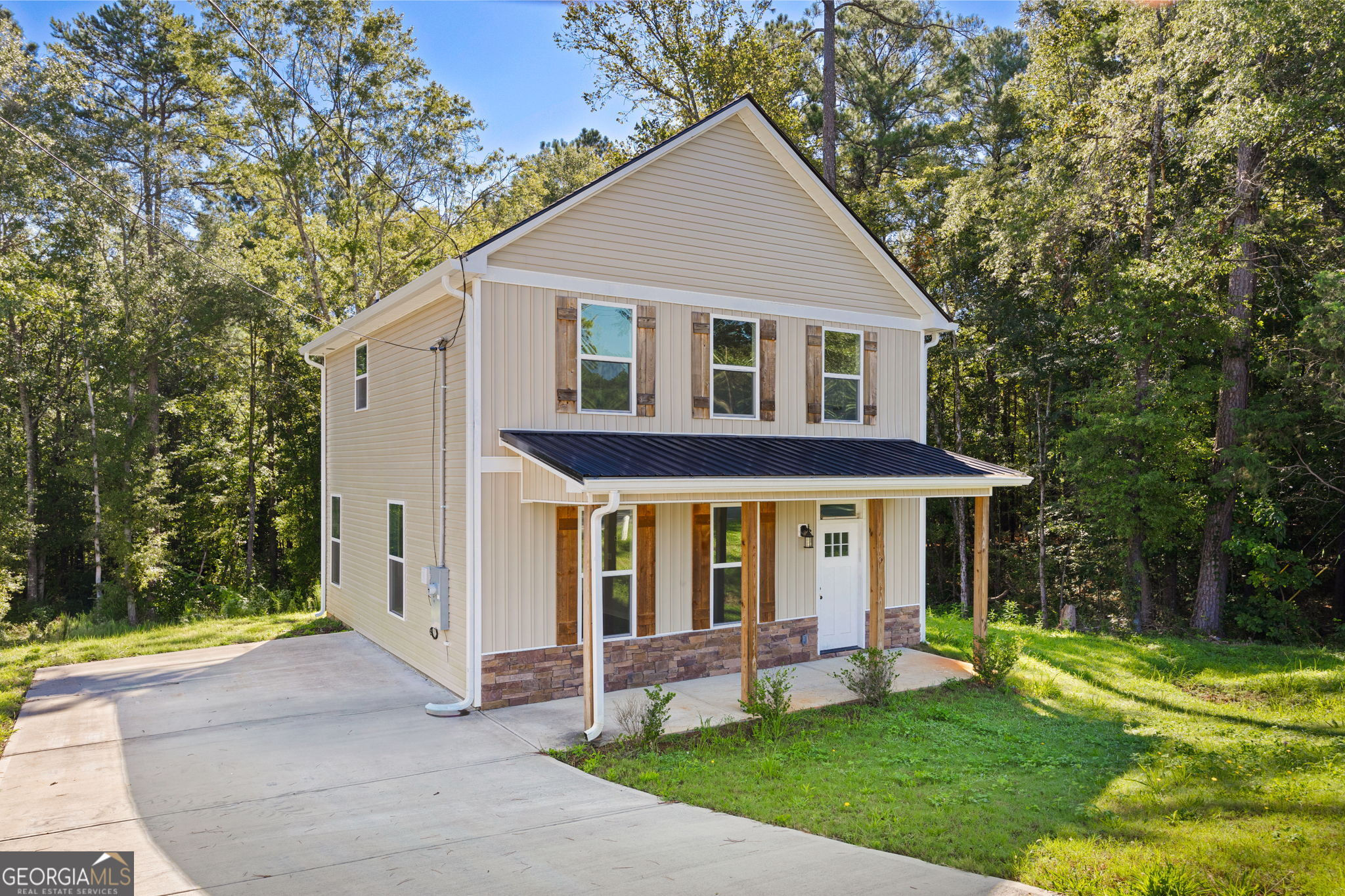 205 Pinecrest Road Cedartown, GA 30125 - Photo 4 of 27 a front view of a house with a yard table and chairs