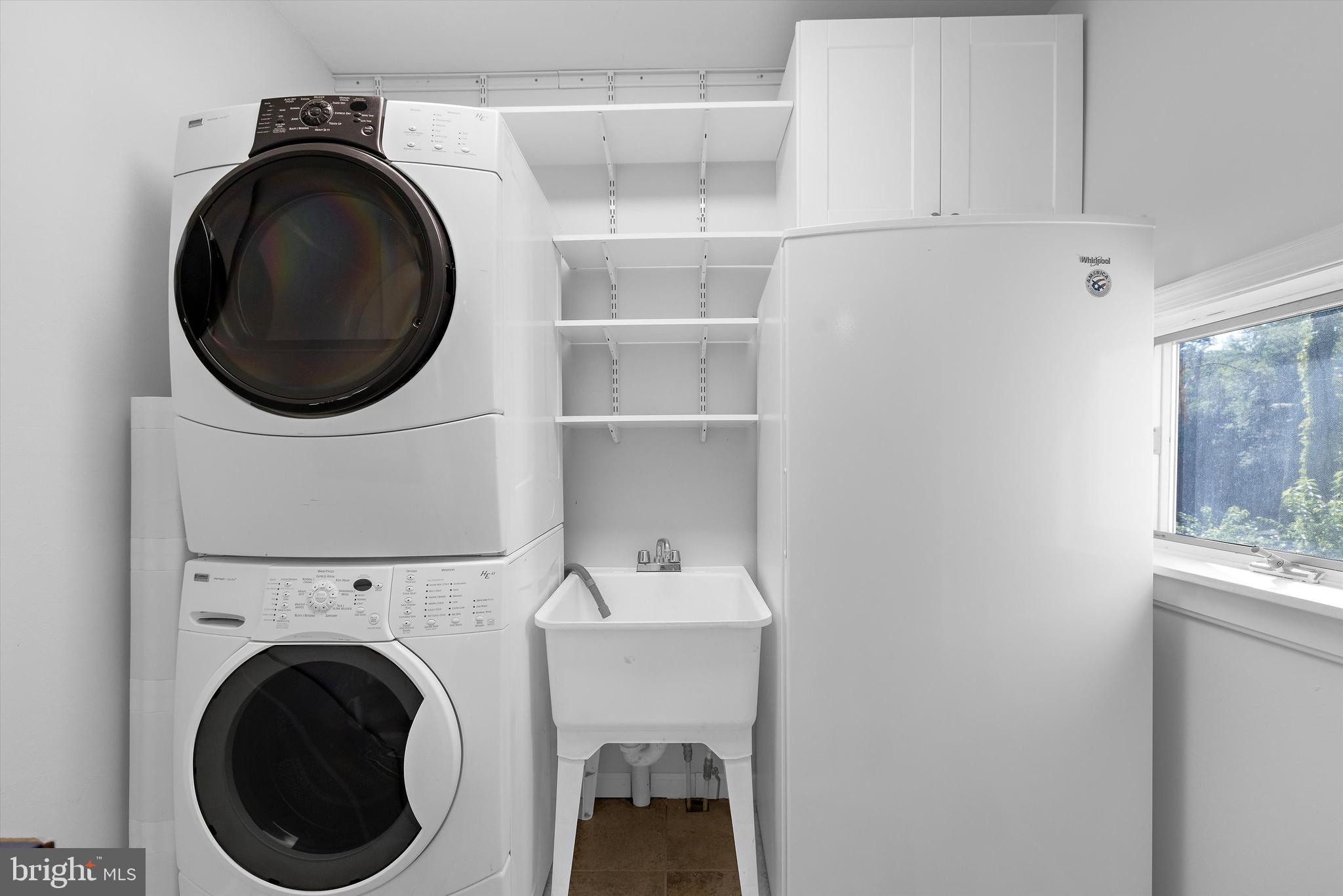 619 Riverside Drive Pasadena, MD 21122 - Photo 13 of 84 a utility room with dryer and washer