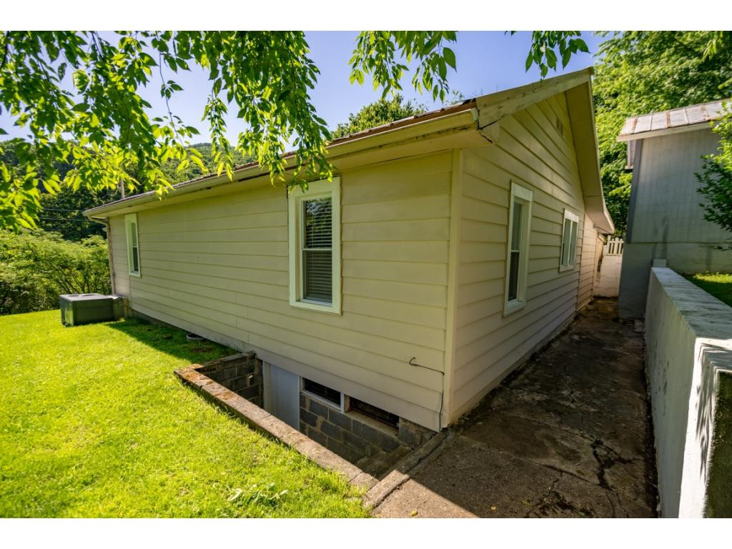 124 Loveless Road Elizabethton, TN 37643 - Photo 4 of 36 Photo 4