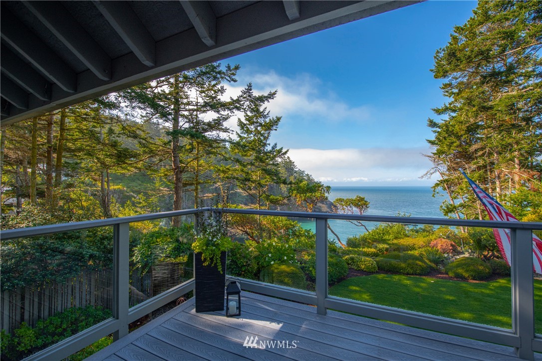 3115 Biz Point Road Anacortes, WA 98221 - Photo 4 of 39 a view of a balcony with wooden floor