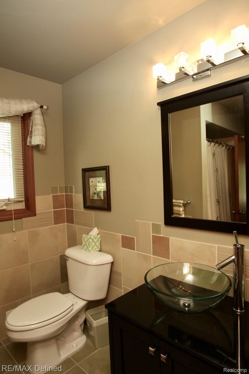 5889 Donaldson Road Troy, MI 48085 - Photo 13 of 27 D-bath.jpg