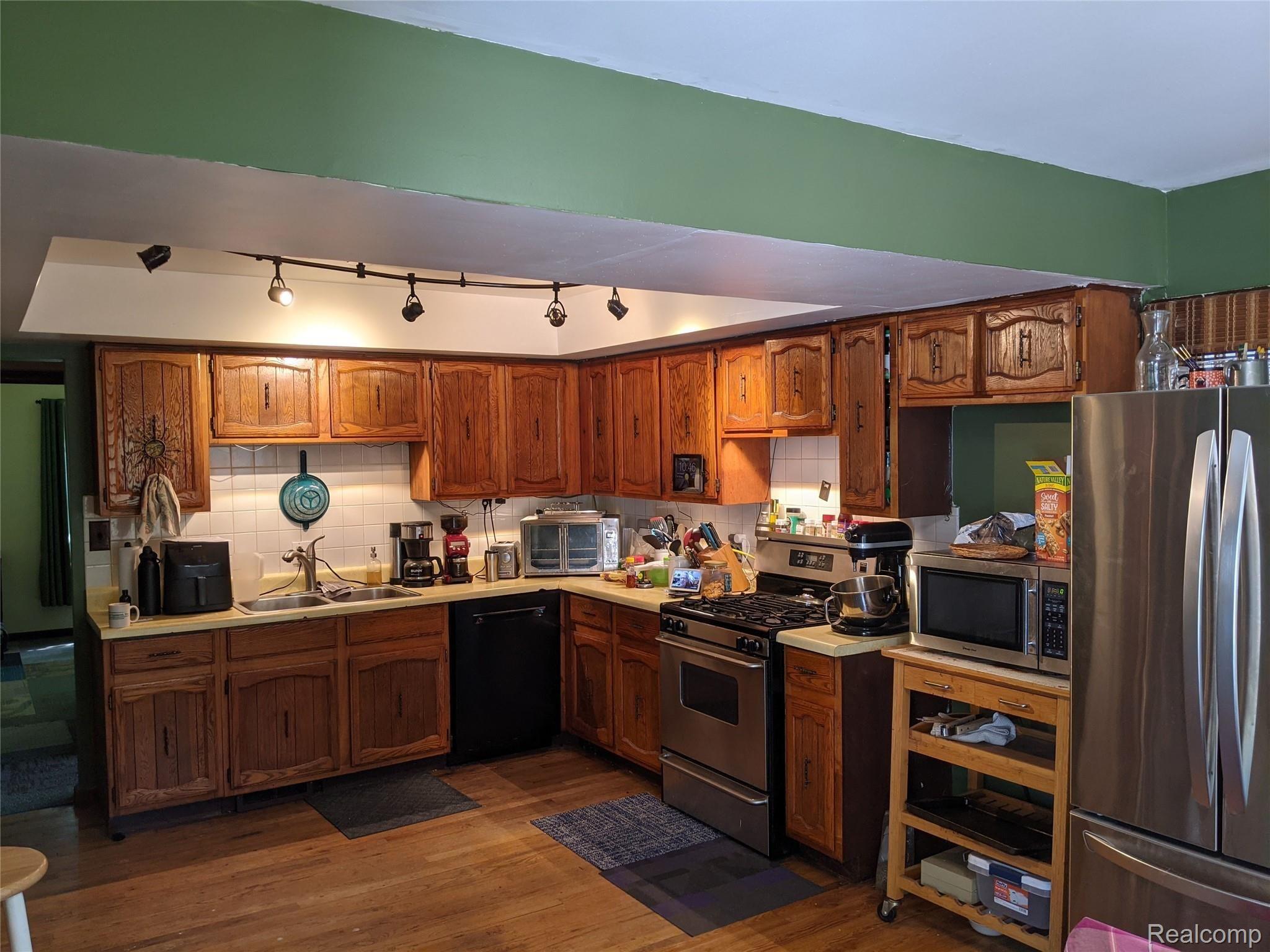 164 Riverside Drive Mount Clemens, MI 48043 - Photo 11 of 23 PXL_20210820_144600276.jpg