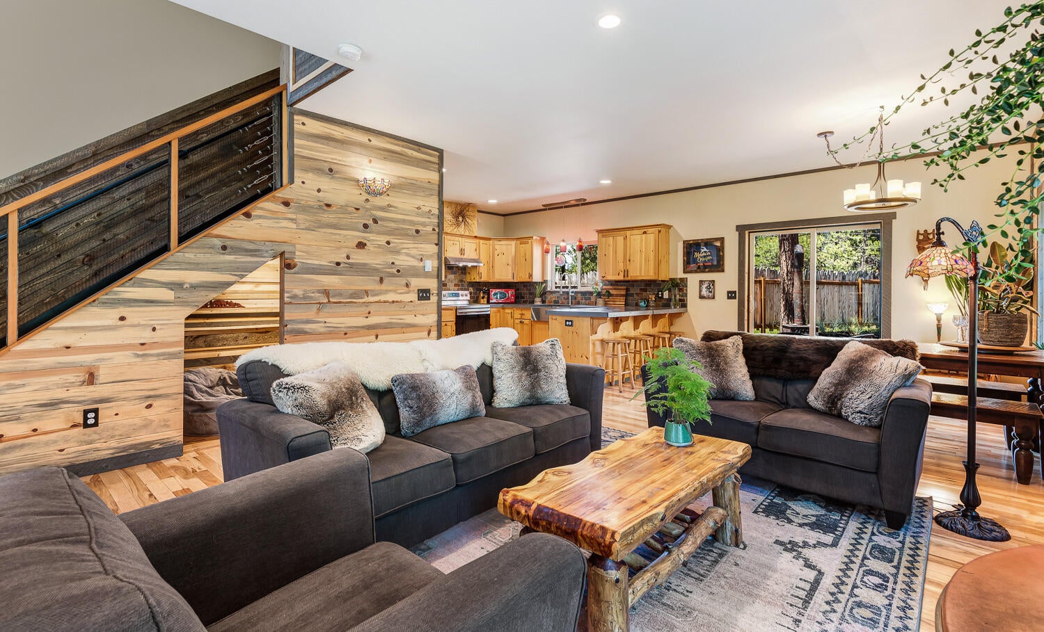 18796 Choctaw Road Bend, OR 97702 - Photo 5 of 35 Great Room