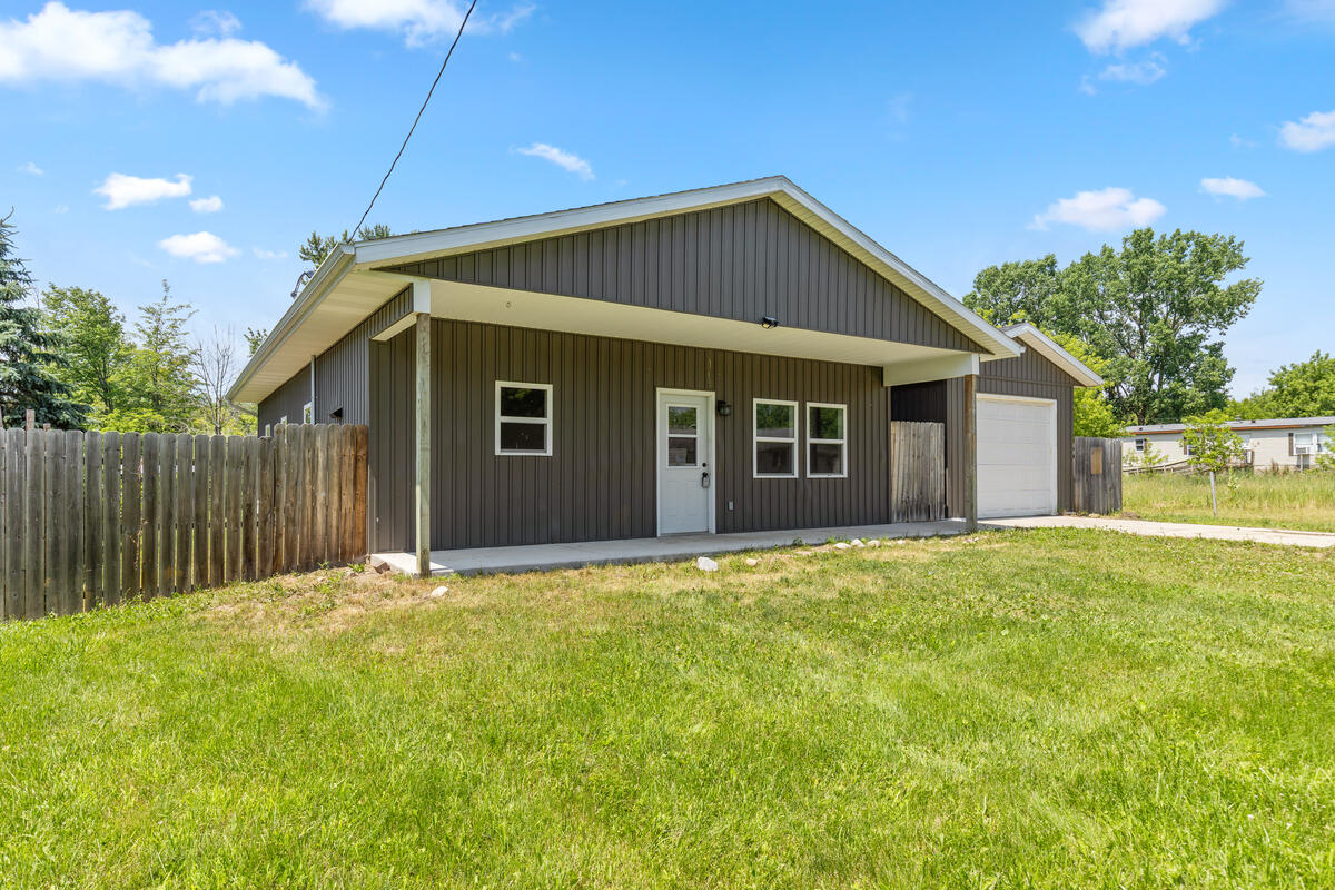 335 North 2nd Street Stanton, MI 48888 - Photo 1 of 24 Front 002