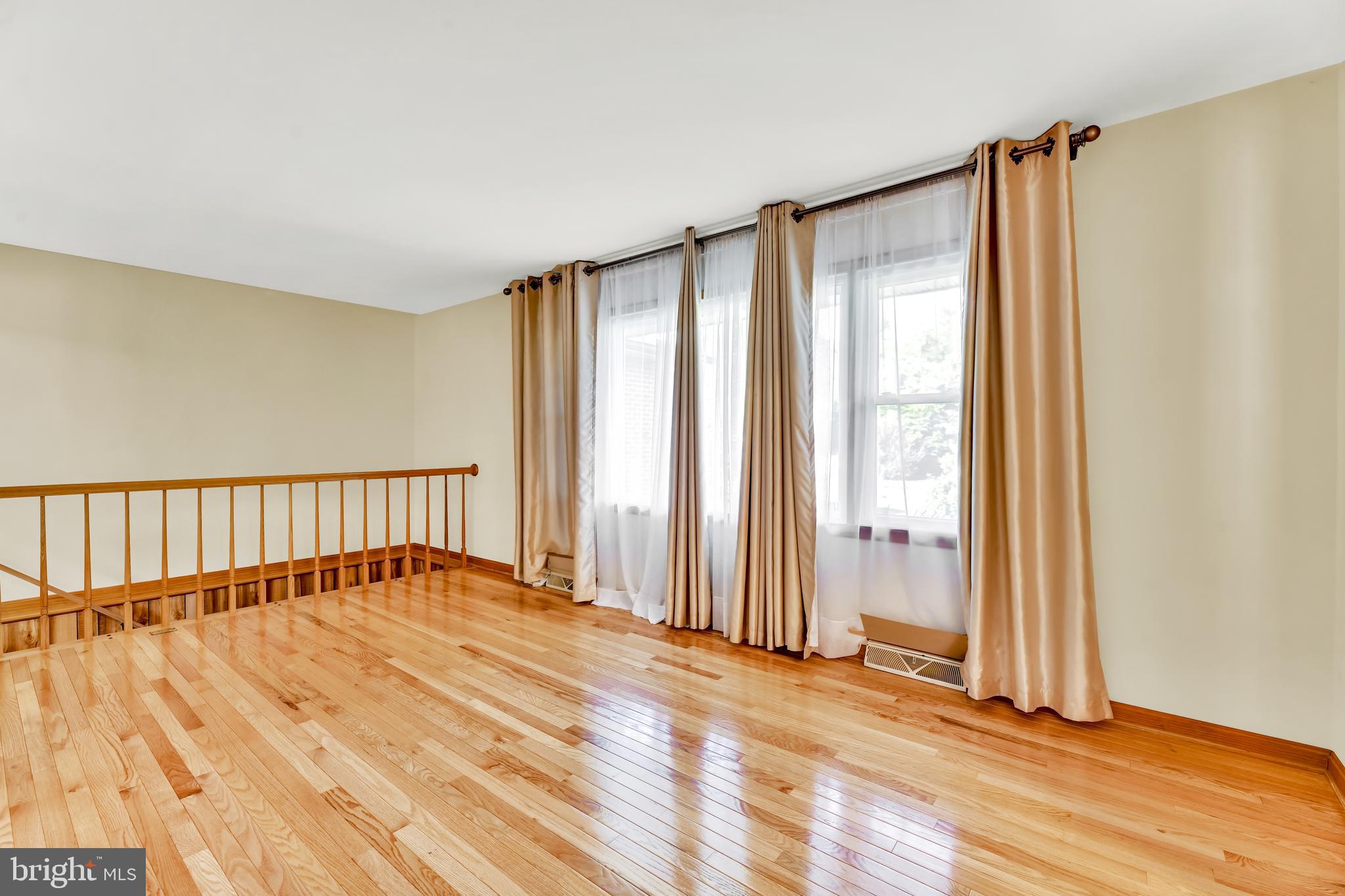 4565-10 Ten Oaks Road Dayton, MD 21036 - Photo 4 of 39 Wide and usable Living room with shinny hardwoods