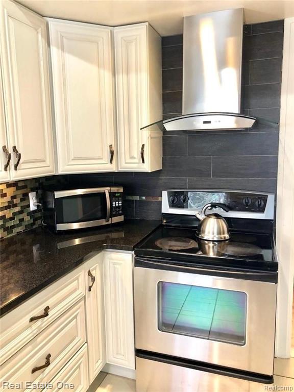 15590 Charles R Avenue Eastpointe, MI 48021 - Photo 5 of 20