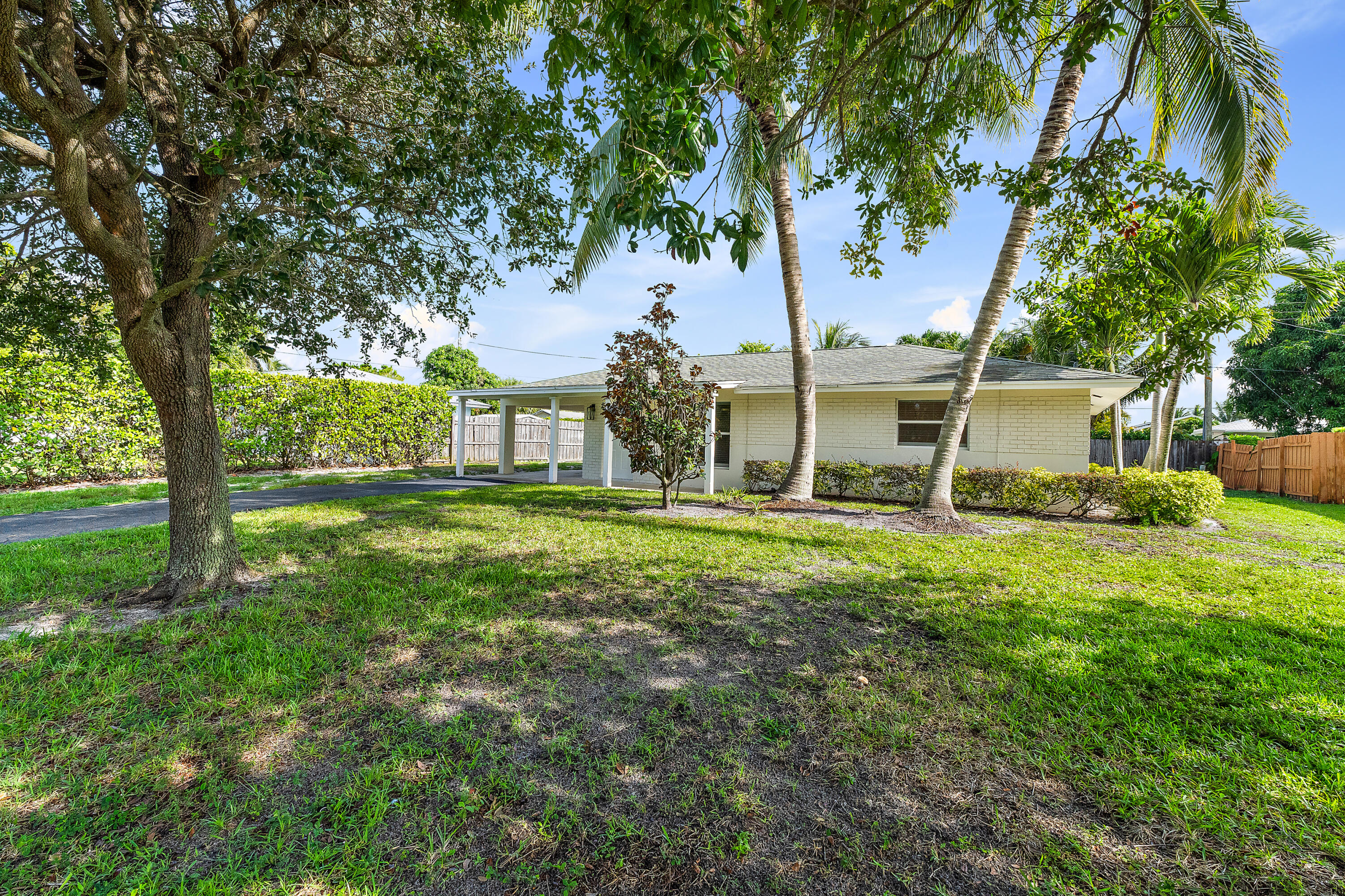 9 Windsor Road East Jupiter, FL 33469 - Photo 2 of 29 Exterior