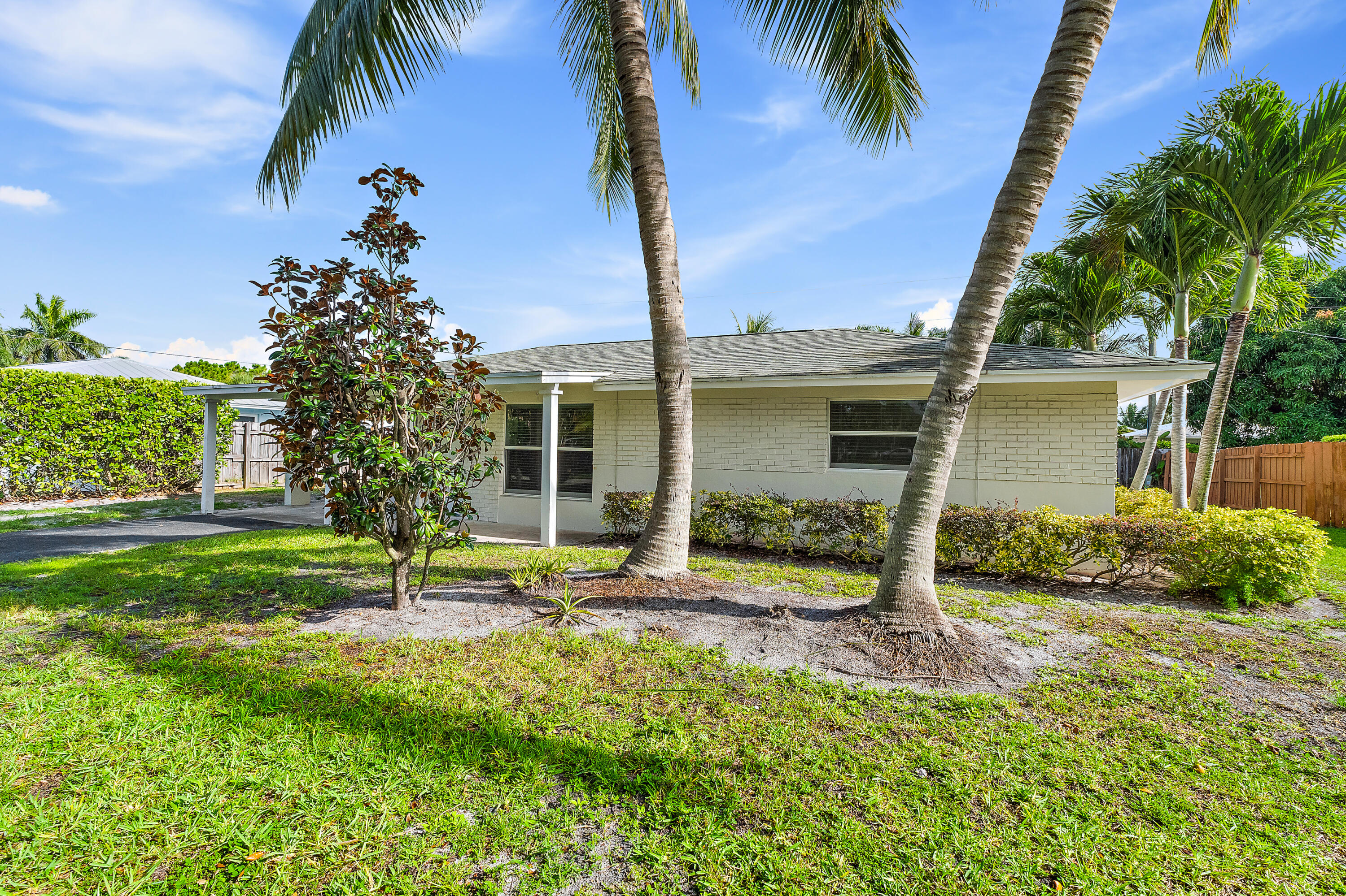 9 Windsor Road East Jupiter, FL 33469 - Photo 3 of 29 005-9WindsorRdE-Jupiter-FULL